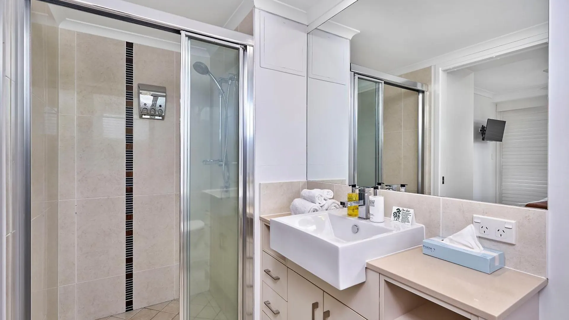 Vision Apartments Cairns 5*,  Avustralya